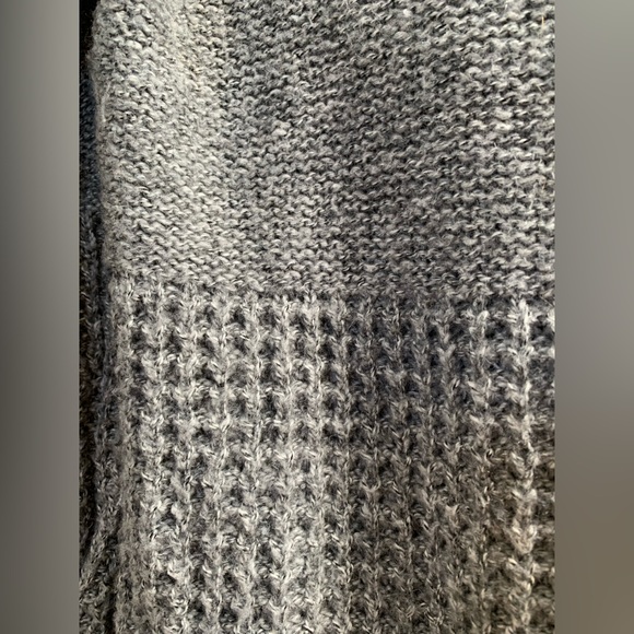 American Eagle Sweater - Picture 4 of 7